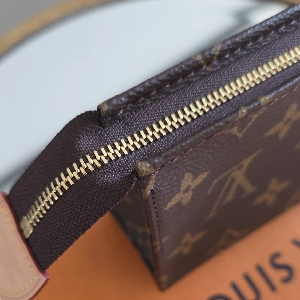 AUTHENTIC NEW Louis Vuitton Toiletry 15 Bag (Discontinued Model!!) - Picture 7 of 12